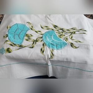 NWOT Vtg Appliqued & Embroidered Pair Of Standard Pillowcases Teal Floral w/Grn